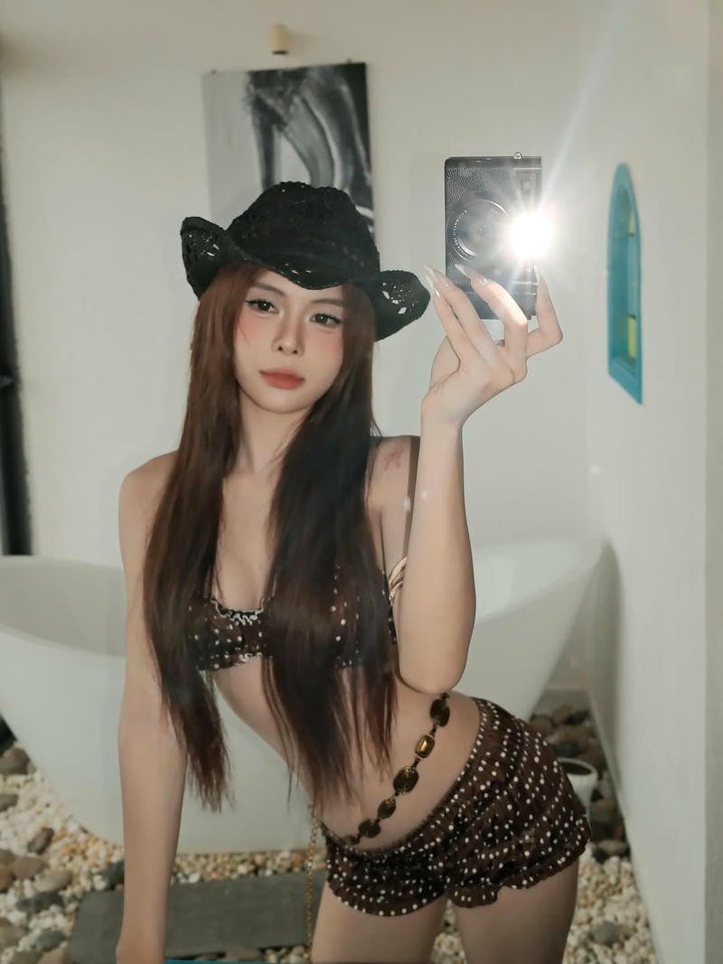 ảnh gái xinh selfie tiktok