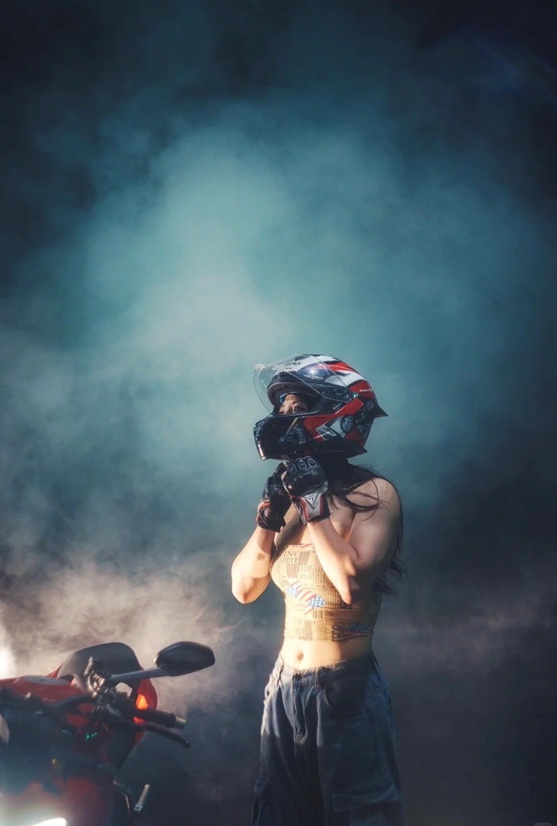 ảnh gái xinh sexy với xe độ