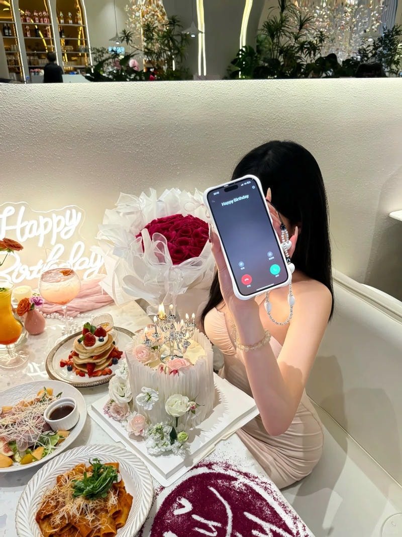 ảnh gái xinh sinh nhật trong nhà