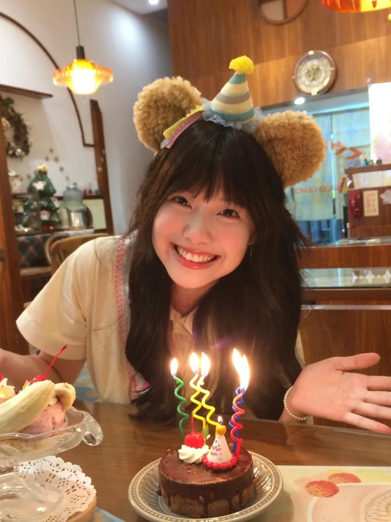 ảnh gái xinh tặng quà sinh nhật