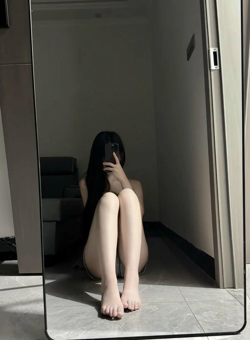 ảnh gái xinh tạo dáng che mặt