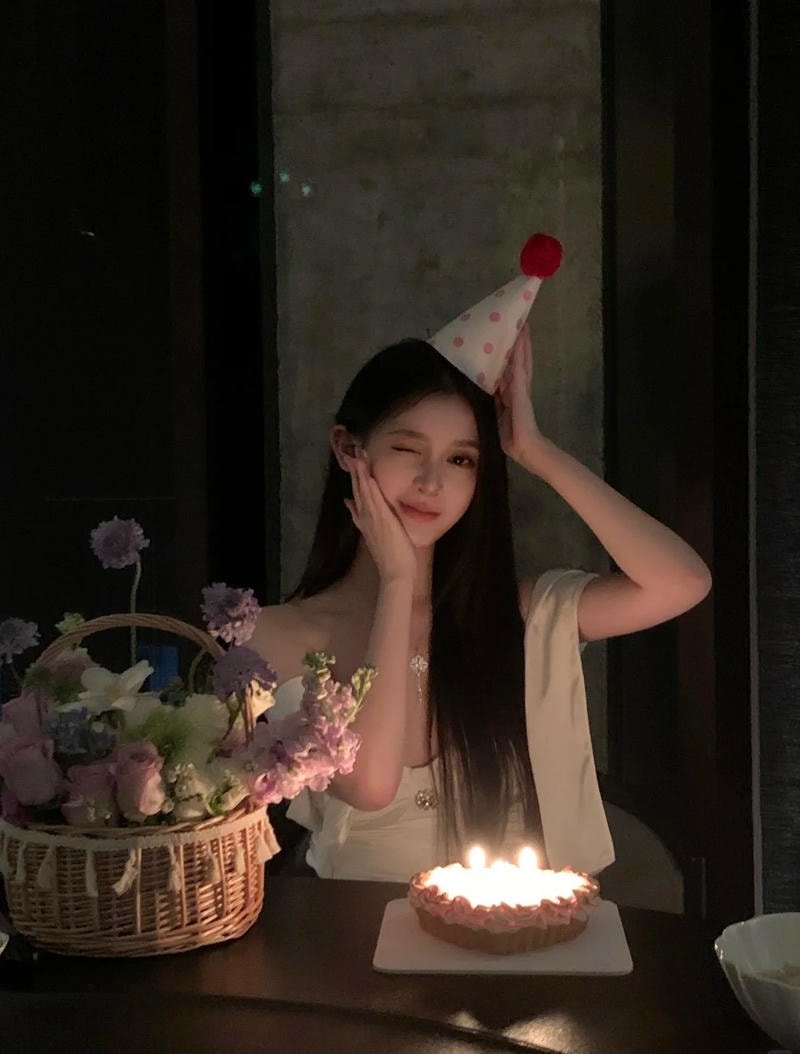 ảnh gái xinh thổi nến sinh nhật