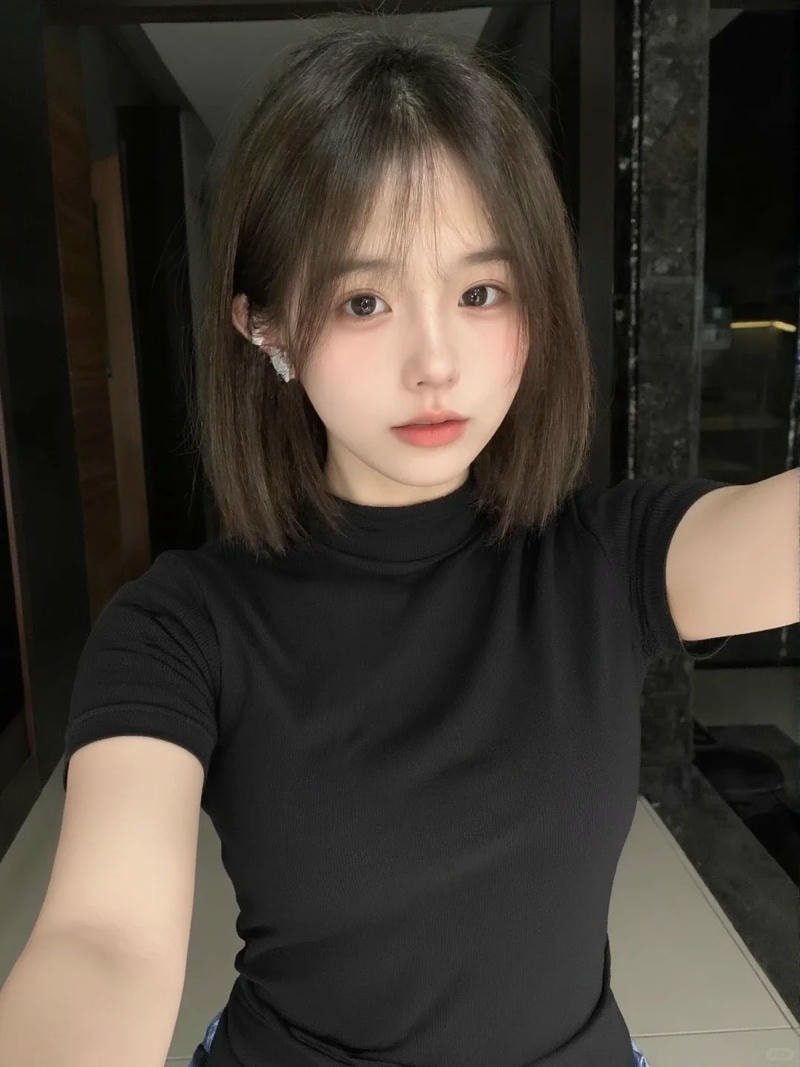 ảnh gái xinh tóc ngang vai áo croptop
