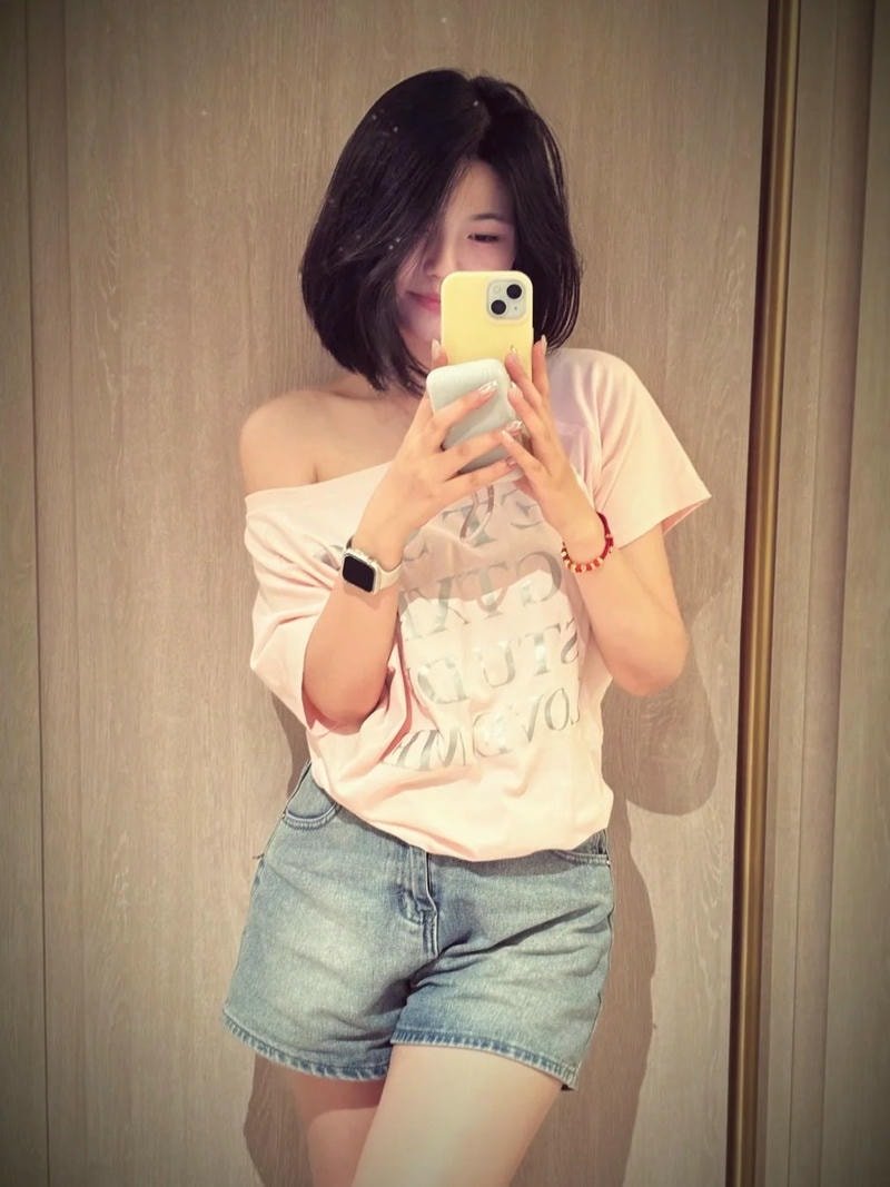 ảnh gái xinh tóc ngang vai cười tươi