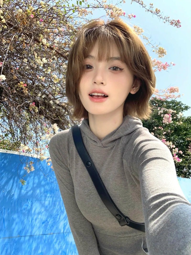 ảnh gái xinh tóc ngang vai style 2k3