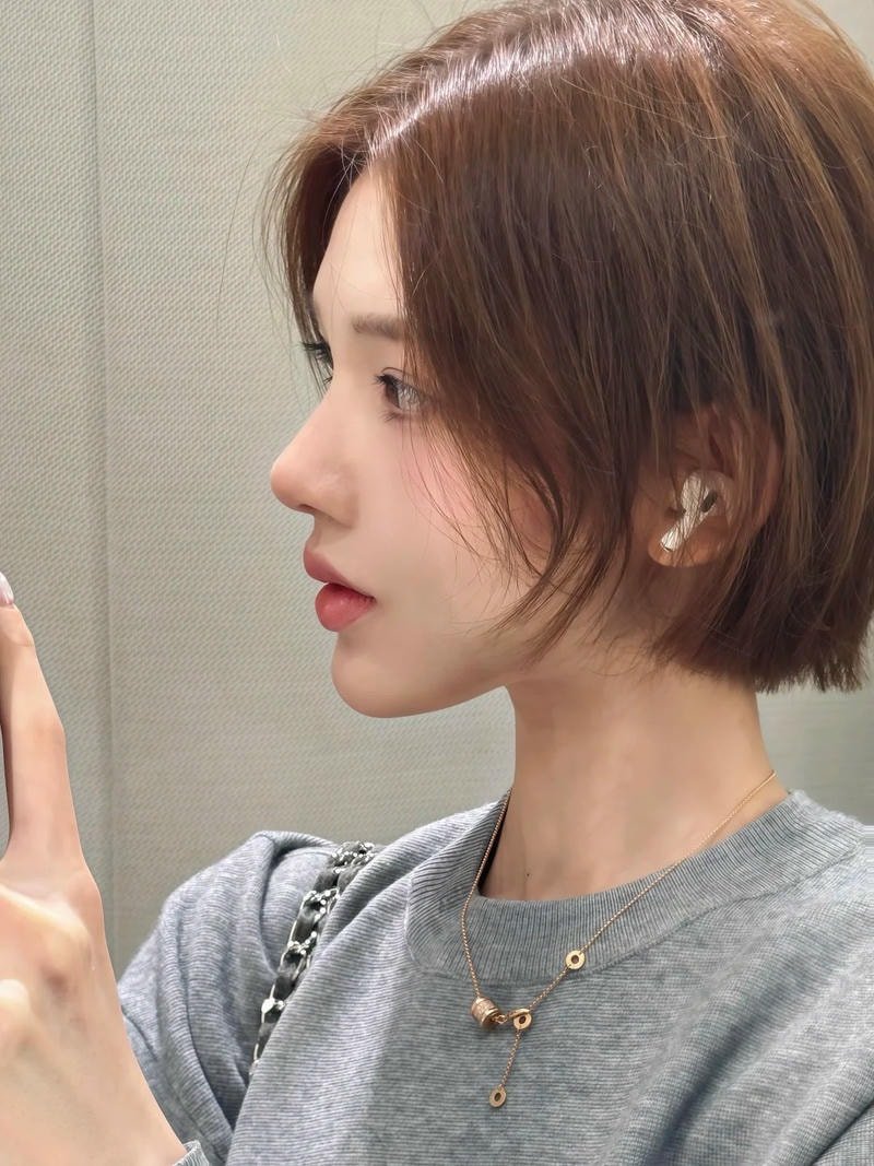 ảnh gái xinh tóc ngang vai trong phòng