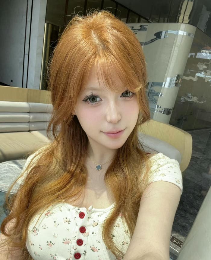 ảnh gái xinh tóc vàng nổi bật với ánh mắt sáng
