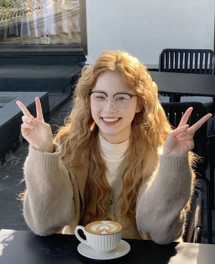 ảnh gái xinh tóc vàng trong khung cảnh tươi sáng