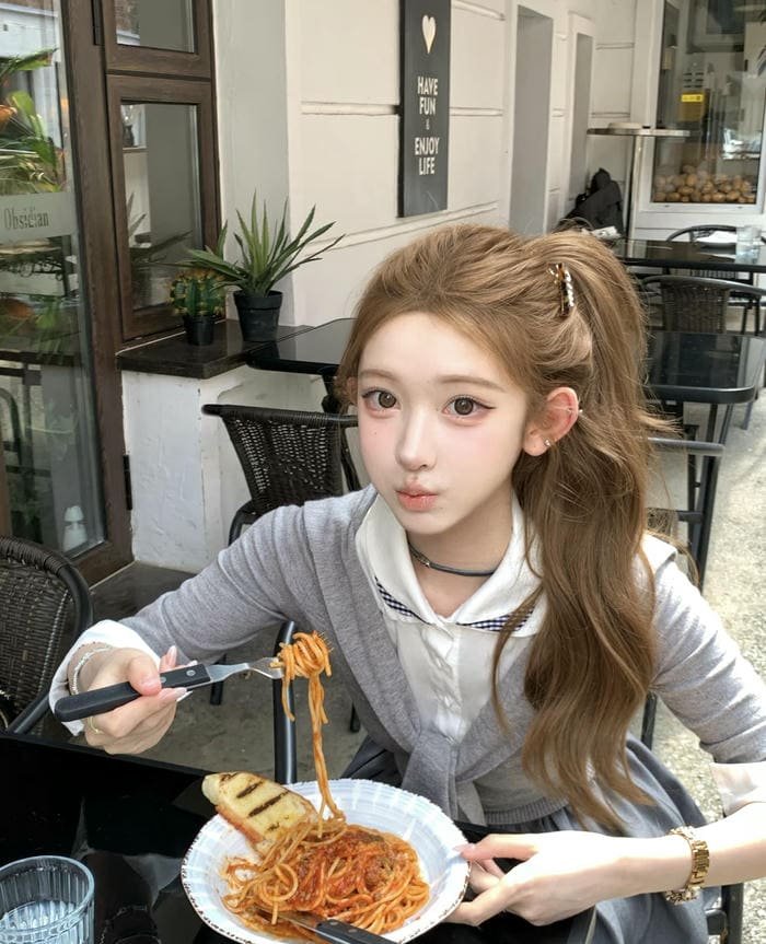 ảnh gái xinh tóc vàng với ánh nhìn sâu lắng