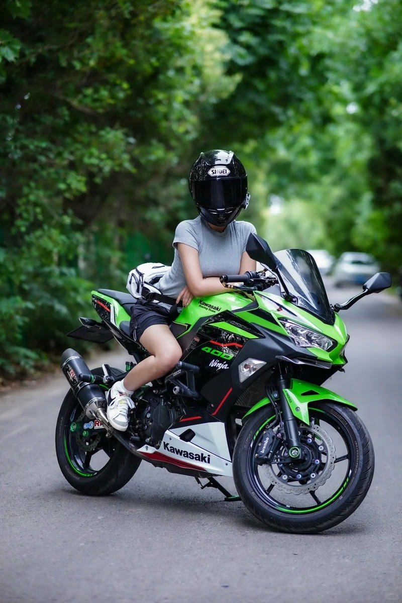 ảnh gái xinh xe độ ngoài trời