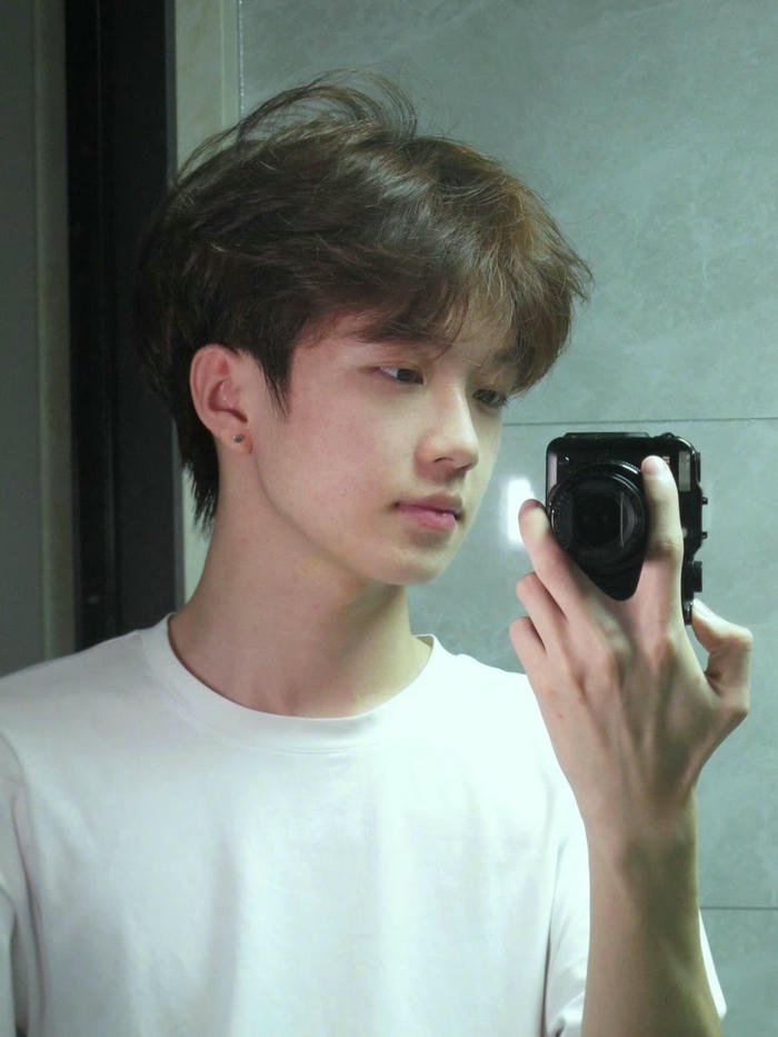 ảnh hotboy TikTok Việt tạo dáng trước gương