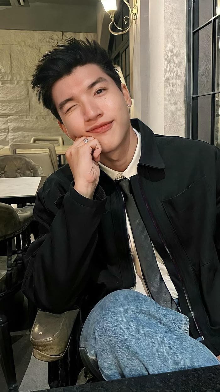 ảnh hotboy TikTok cười rạng rỡ giữa phố