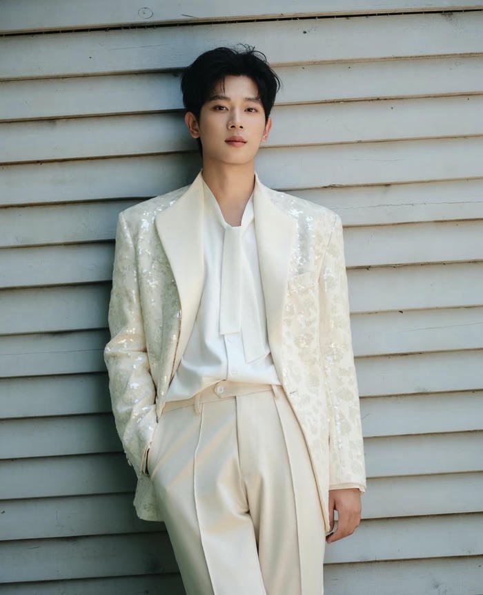 ảnh hotboy TikTok diện áo sơ mi trắng thanh lịch