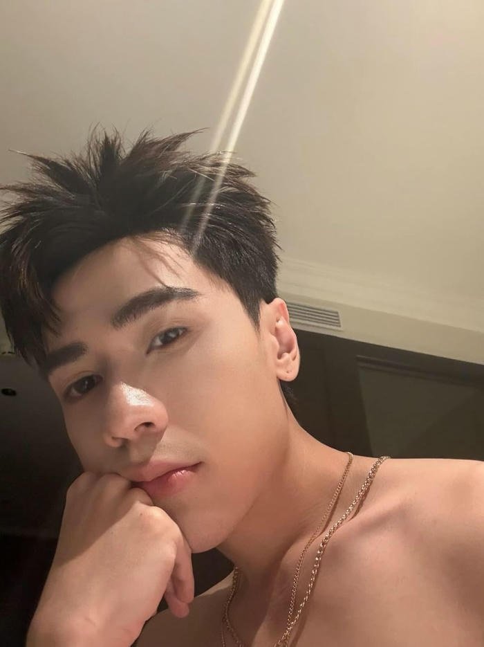 ảnh hotboy TikTok khoe body trong phòng gym