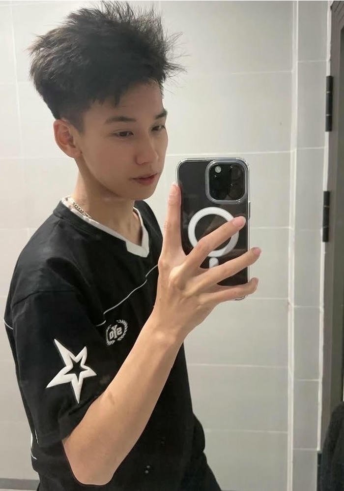 ảnh hotboy TikTok quay video trước gương