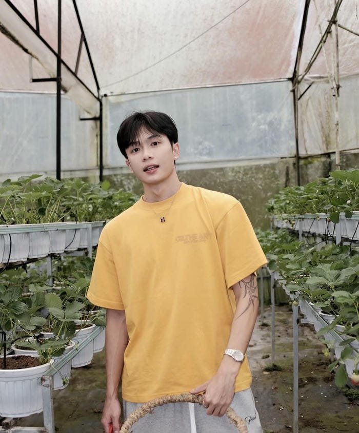 ảnh hotboy TikTok tạo dáng ngoài trời