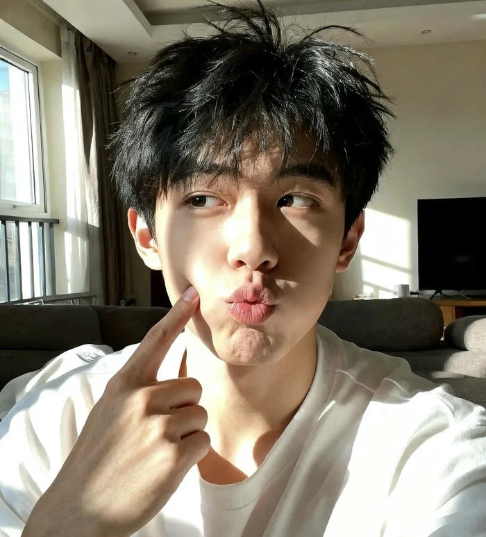 ảnh hotboy TikTok với ánh mắt cuốn hút