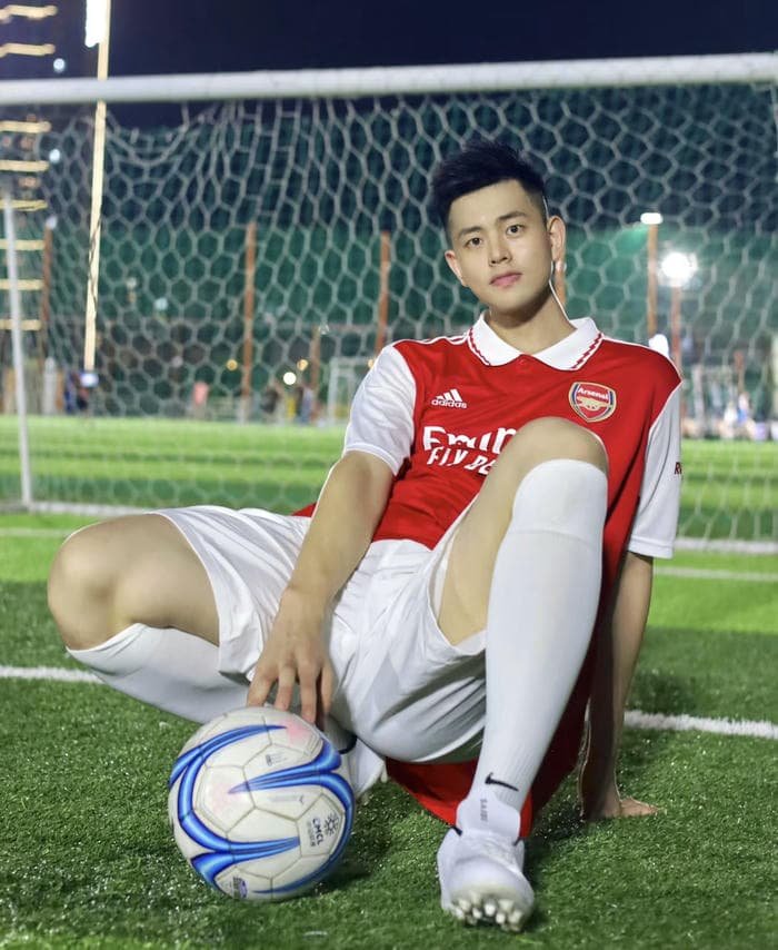 ảnh nam sinh đá bóng trong trang phục thể thao