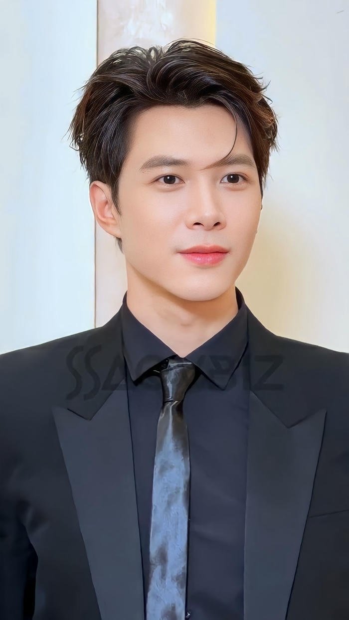 ảnh trai TikTok cười nhẹ nhìn vào ống kính