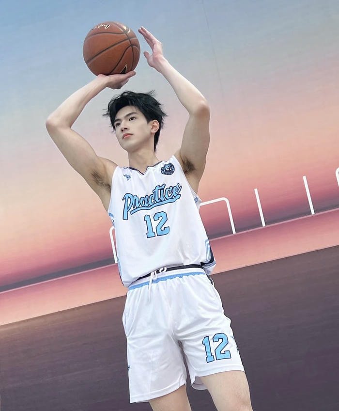 ảnh trai bóng rổ cười nhẹ giữa giờ nghỉ