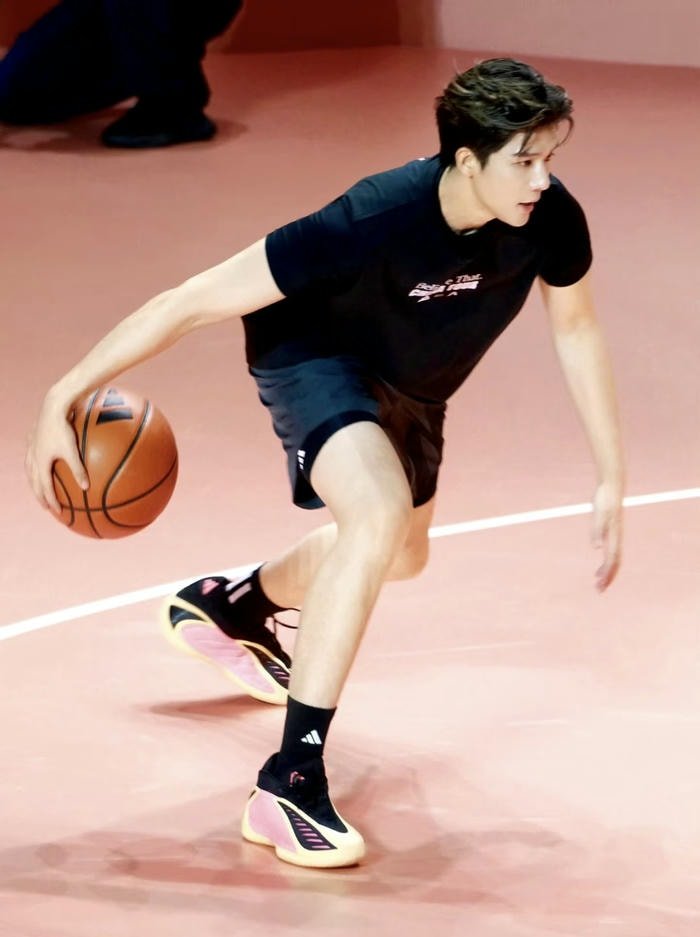 ảnh trai bóng rổ ném bóng bằng một tay