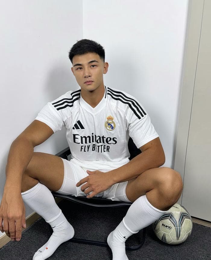 ảnh trai đá bóng phong độ ngoài trời