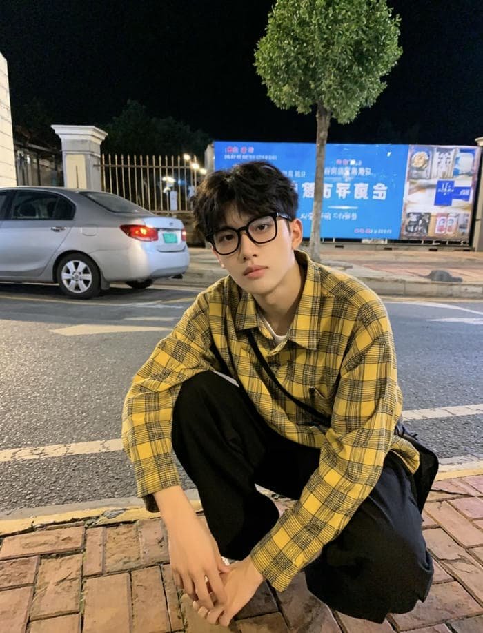 ảnh trai đeo kính đơn giản mà cuốn hút