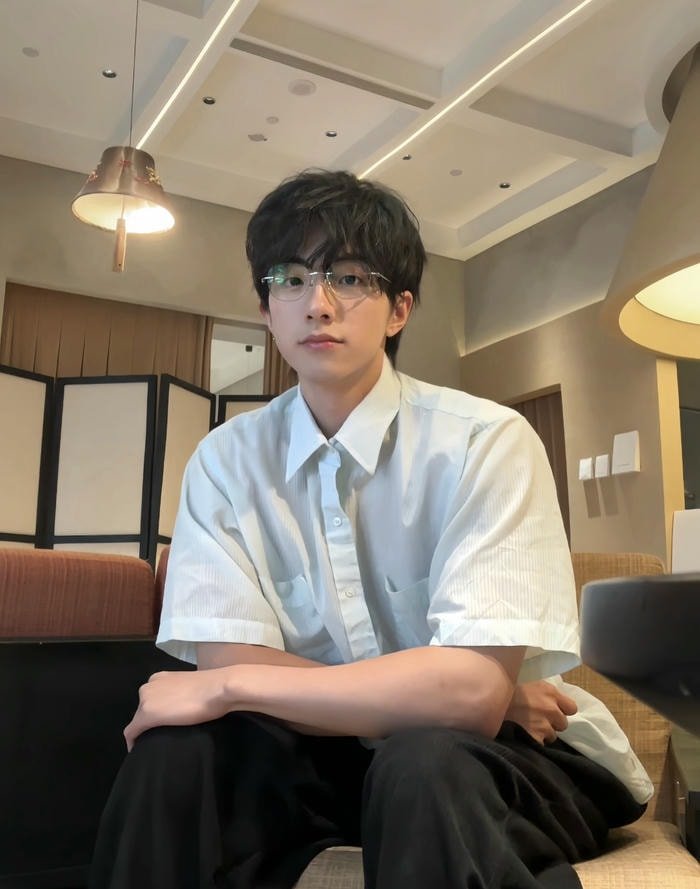 ảnh trai đeo kính khí chất