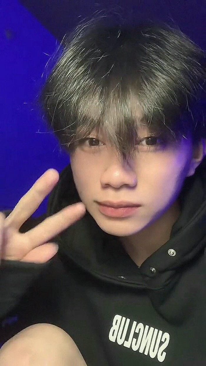 ảnh trai đẹp TikTok diện áo hoodie năng động