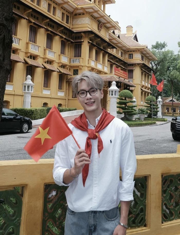 ảnh trai đẹp TikTok nhìn xa xăm đầy cuốn hút