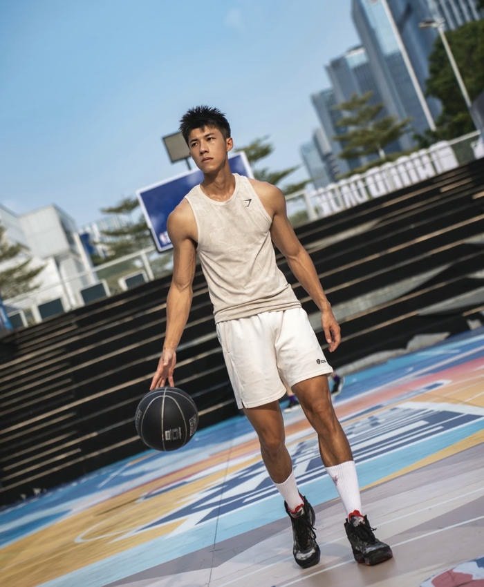 ảnh trai đẹp bóng rổ trong ánh hoàng hôn