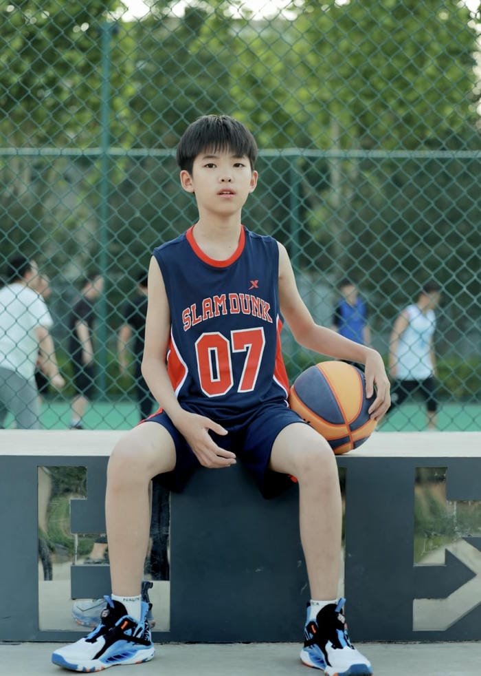 ảnh trai đẹp bóng rổ trong tư thế bật cao