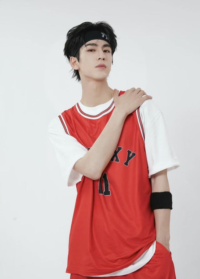 ảnh trai đẹp cầm bóng rổ nhìn xa xăm