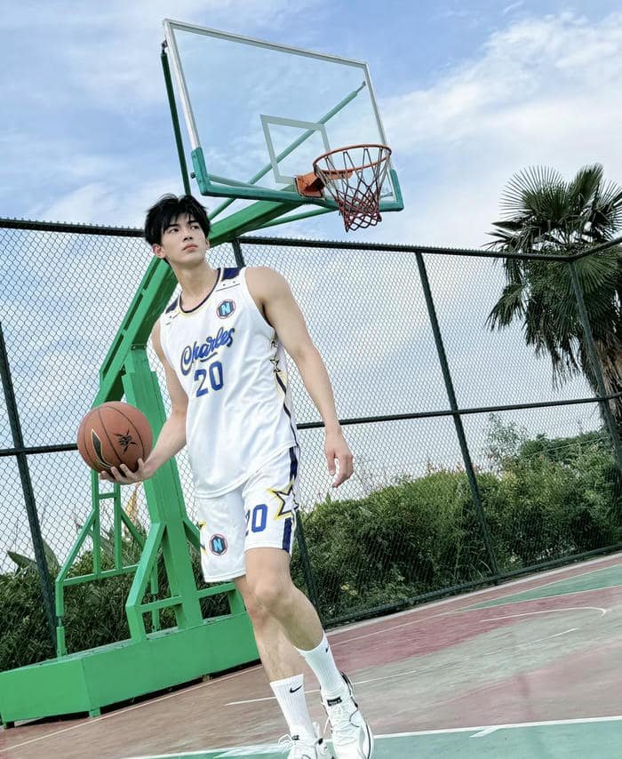 ảnh trai đẹp chơi bóng rổ trên sân ngoài trời