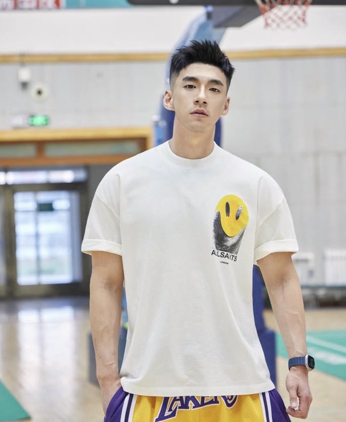 ảnh trai đẹp rổ mặc áo tank top khỏe khoắn