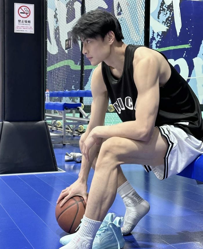 ảnh trai đẹp trong trang phục bóng rổ năng động