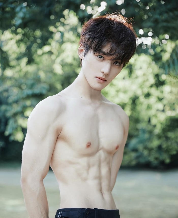 ảnh trai thể hình có cơ bụng rõ nét