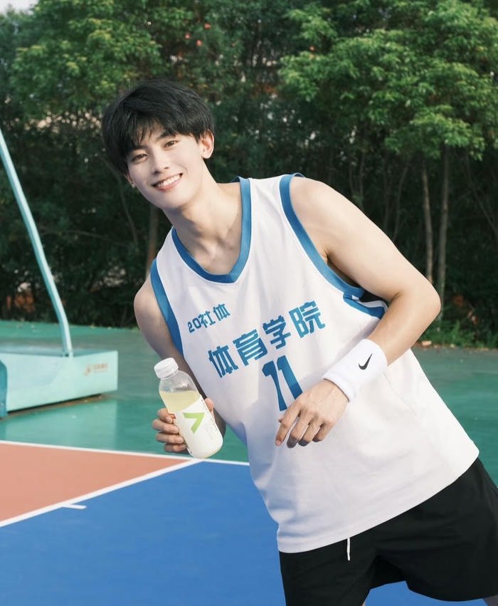 ảnh trai trẻ chơi bóng rổ giữa buổi chiều nắng