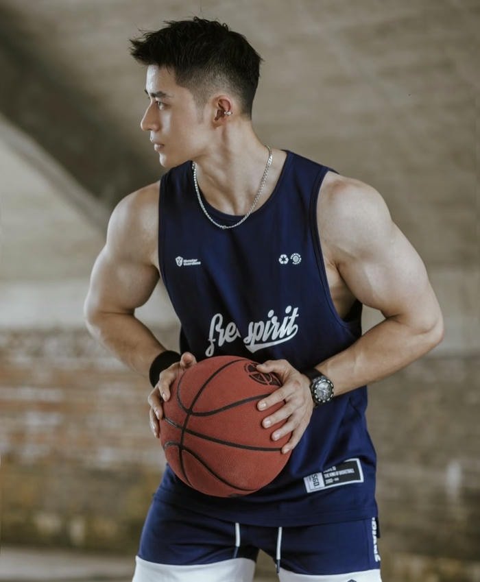 ảnh trai trẻ tập ném bóng rổ một mình