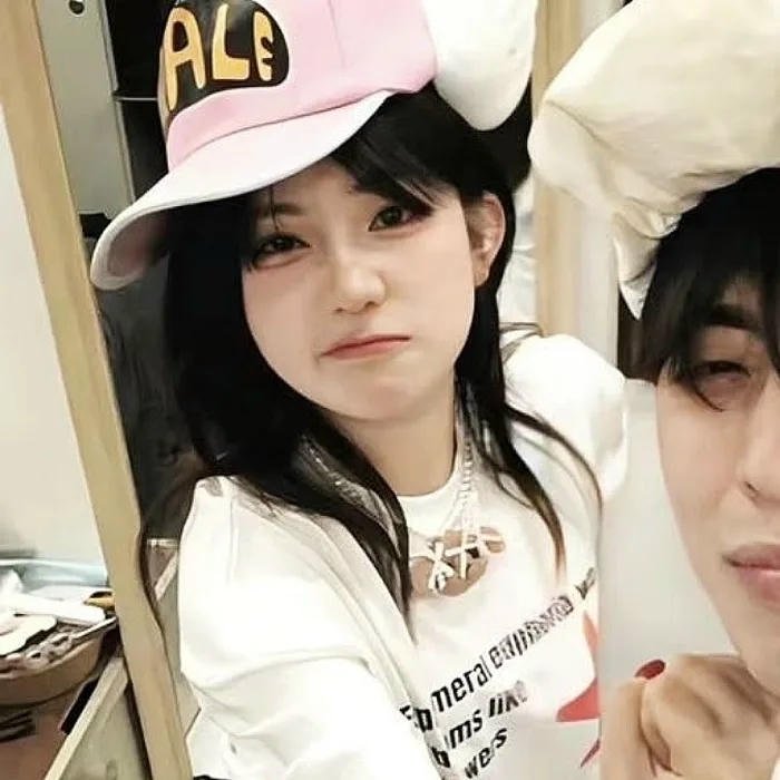 avatar đôi người thật đội mũ nữ