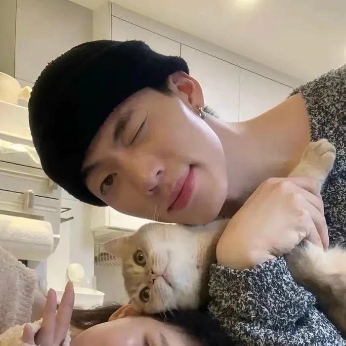 avatar đôi người thật ôm mèo nam