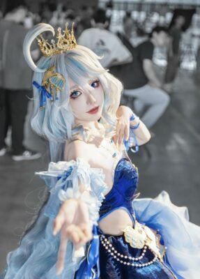 cô gái cosplay anime xinh đẹp với ánh nhìn ngọt ngào