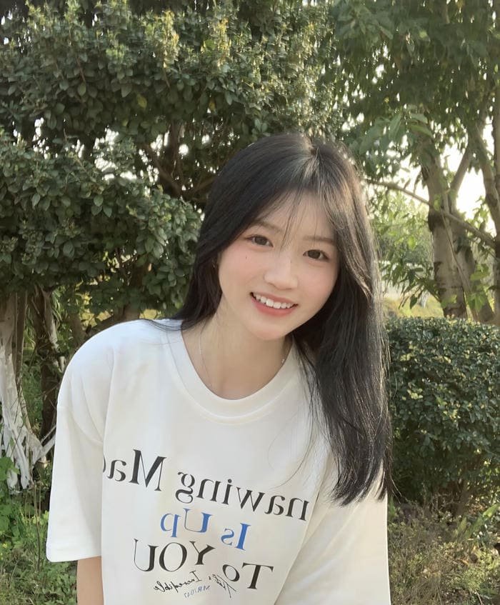 cô gái mặt mộc với ánh mắt ấm áp