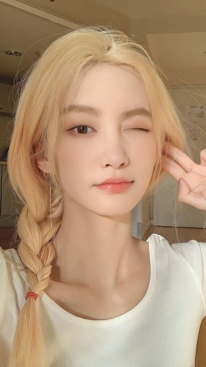 cô gái tóc vàng với ánh mắt cuốn hút