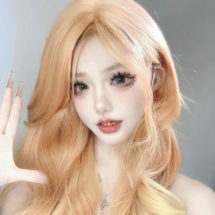 cô gái tóc vàng với nụ cười rạng rỡ