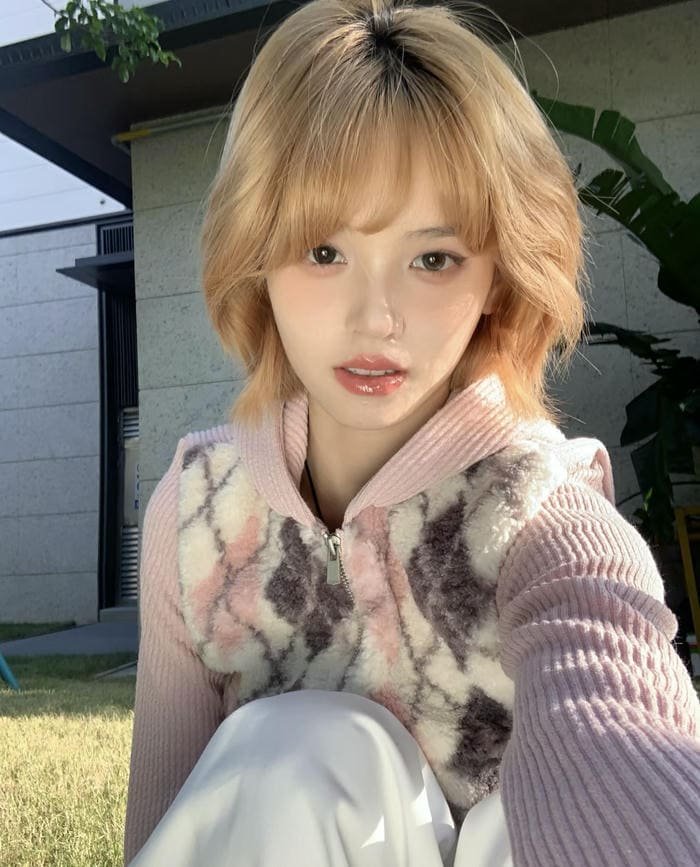 gái tóc vàng xinh trong ánh sáng tự nhiên