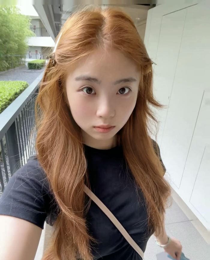 gái tóc vàng xinh trong khung cảnh lãng mạn