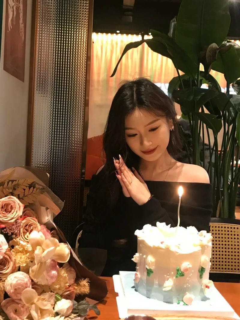 gái xinh cầm bánh sinh nhật