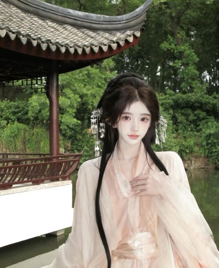 gái xinh cổ trang trong khung cảnh lãng mạn
