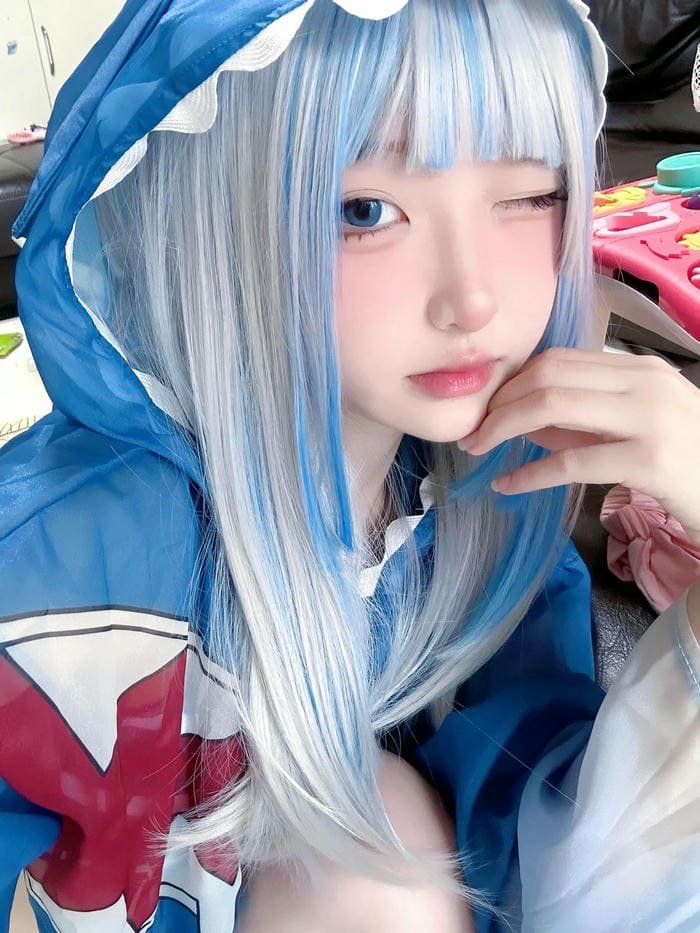 gái xinh cosplay anime trong khung cảnh cổ tích